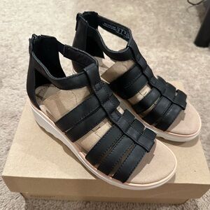 “New” Black and Tan Strappy Sandals size5